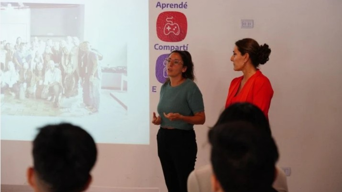 Escobar realizó una reunión informativa destinada a jóvenes de entre 18 y 28 años, en la que se ofrecieron 350 becas en el marco del programa de formación Semillero Digital.