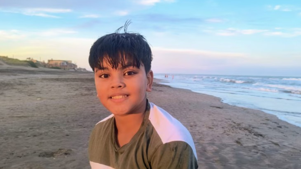 En enero pasado, Joaquín Gatto, de Ramos Mejía, jugaba con un grupo de exploradores en Junín de los Andes cuando una estructura cayó sobre su cuerpo. Dos días después falleció por las heridas provocadas por el impacto. Hoy sus padres impulsan la "Ley Joaquín".