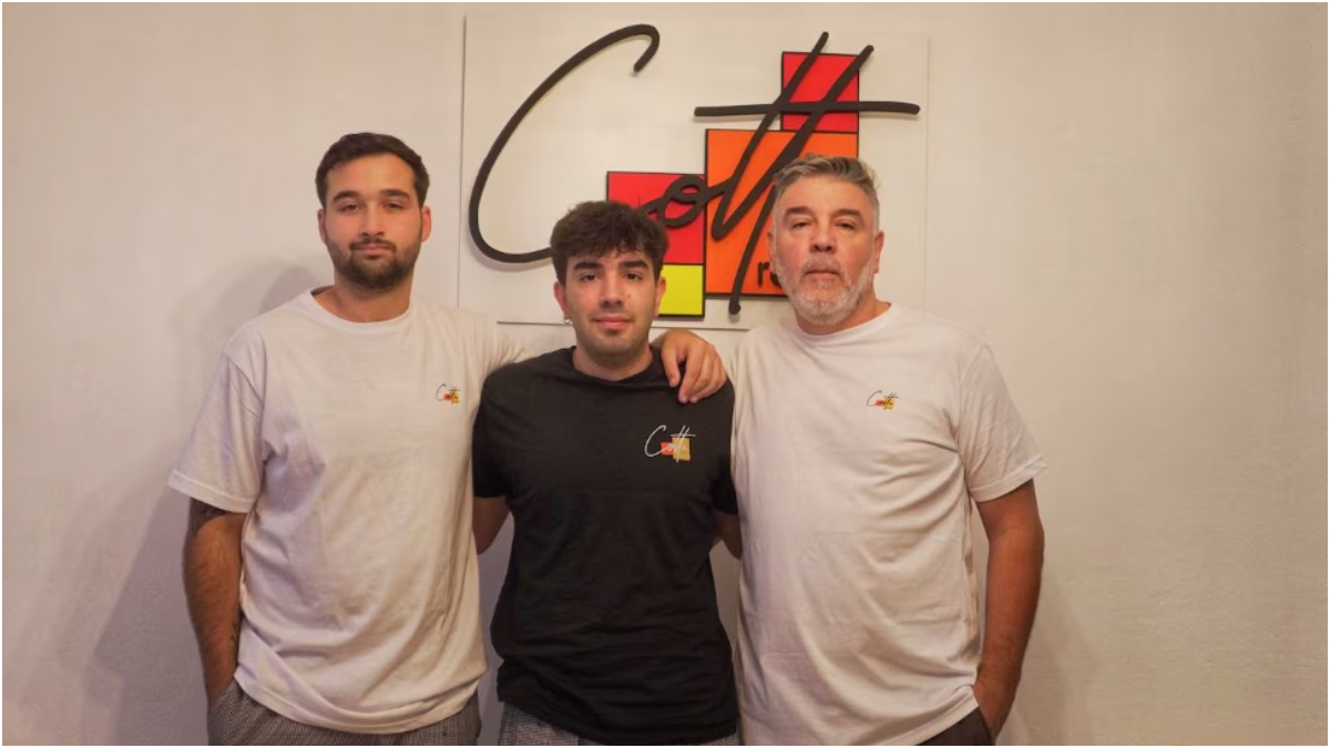 Federico Vázquez, bisnieto de Blanca Cotta, a la izquierda, junto a su cuñado Tomás y su suegro, Fabián Gago. Juntos abrieron Cotta Restó en Quilmes.