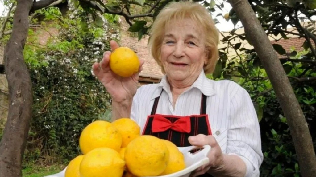 Federico Vázquez, bisnieto de Blanca Cotta, a la izquierda, junto a su cuñado Tomás y su suegro, Fabián Gago. Juntos abrieron Cotta Restó en Quilmes.