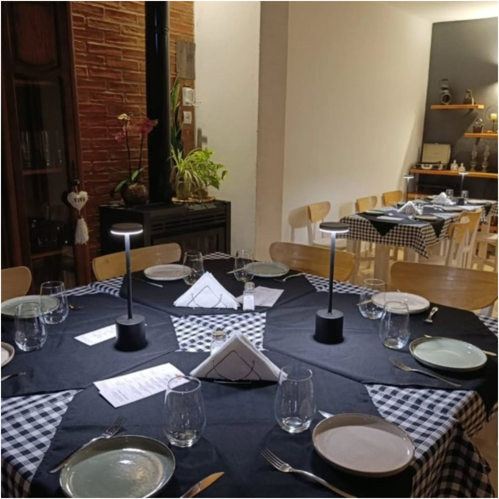 Federico Vázquez, bisnieto de Blanca Cotta, a la izquierda, junto a su cuñado Tomás y su suegro, Fabián Gago. Juntos abrieron Cotta Restó en Quilmes.