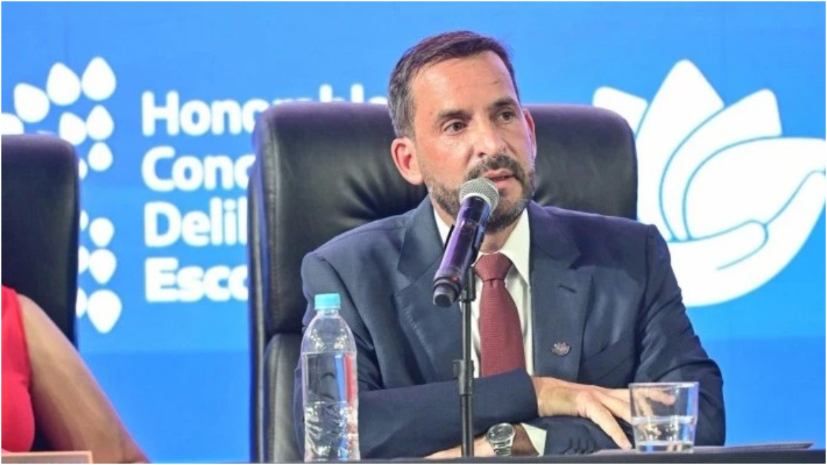 En el microestadio de Garín, Ariel Sujarchuk, intendente de Escobar, dedicó un tramo central de su discurso a describir el escenario económico y su impacto en el funcionamiento del municipio.