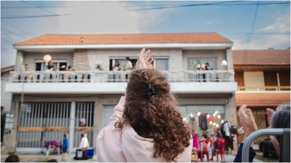 En Temperley, desde enero de 2024 la esquina de Juncal y Lucio Vicente López, es sede de Música en el Balcón, que ahora dará el salto a Capital Federal.