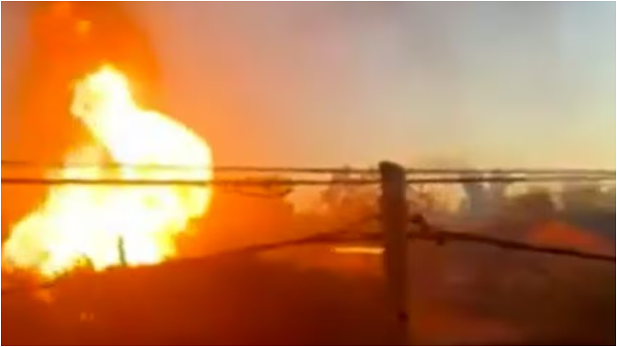 El depósito de garrafas está en Constituyentes y entre Colombres y Bustillo, en Mariano Acosta, donde aún trabajan 10 dotaciones de bomberos.