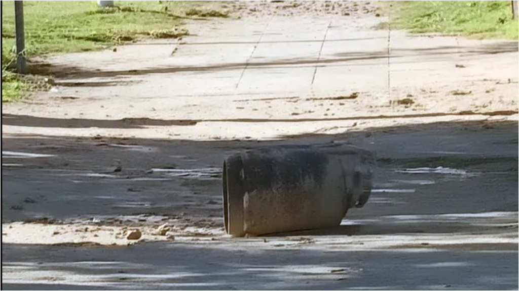 El depósito de garrafas está en Constituyentes y entre Colombres y Bustillo, en Mariano Acosta, donde aún trabajan 10 dotaciones de bomberos.