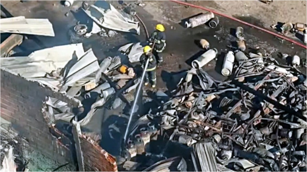 El depósito de garrafas está en Constituyentes y entre Colombres y Bustillo, en Mariano Acosta, donde aún trabajan 10 dotaciones de bomberos.