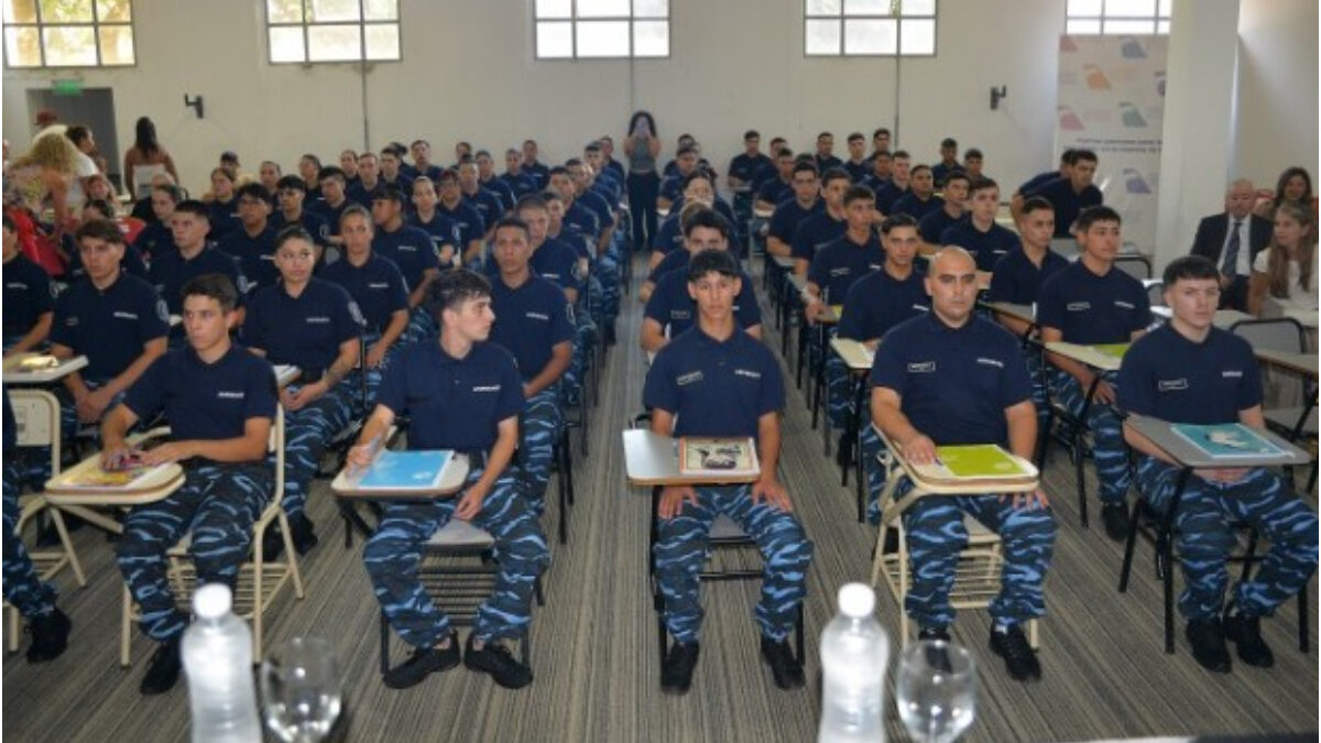 El acto de presentación de la nueva Policía Local se desarrolló en el Aula Magna de la Universidad Provincial de Ezeiza (UPE), donde se realizó la presentación oficial de la Diplomatura Universitaria en Operador de Seguridad Municipal.