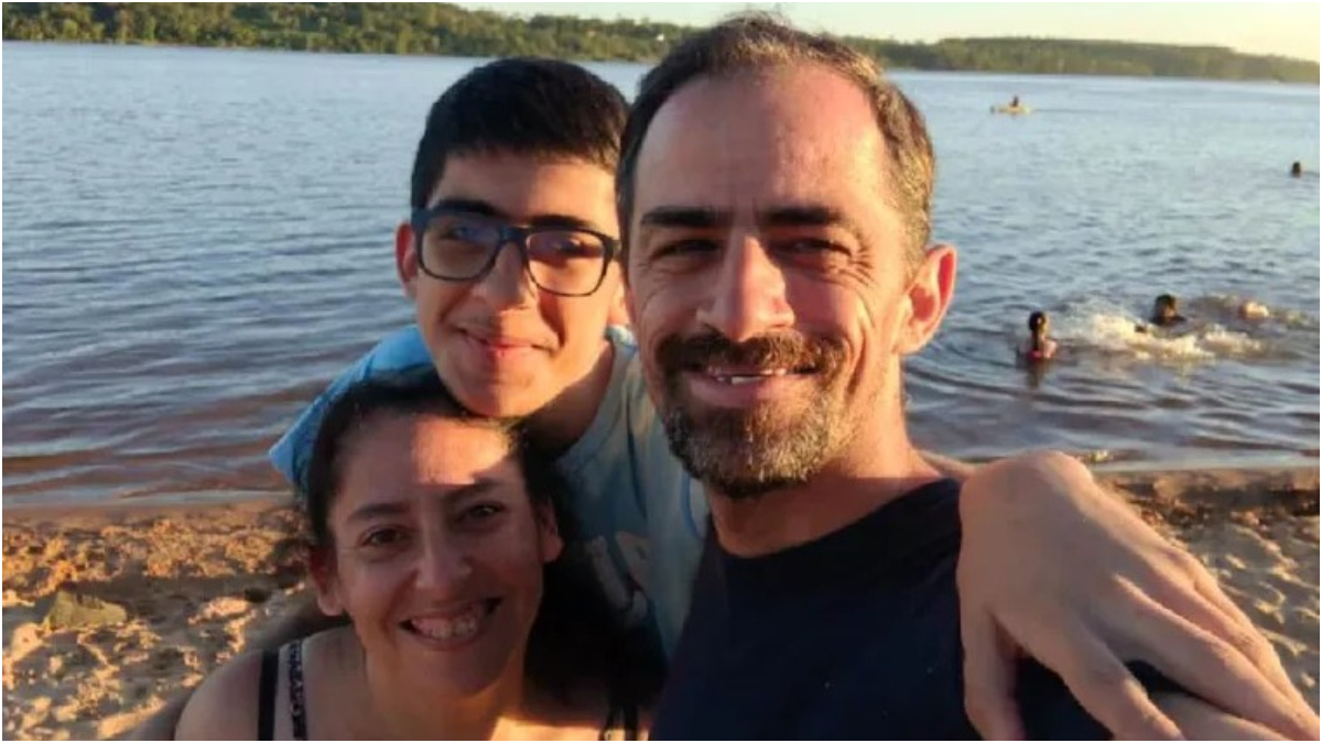 Alejandro Criado, vicedirector de dos escuelas de Monte Grande, emprendió el viaje a Brasil tras finalizar el ciclo lectivo 2025 junto a Carla y Nahuel. En tierras brasileñas ocurrió el accidente.