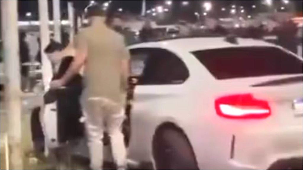 El BMW que casi genera una tragedia en la Avenida Illia de Vicente López, en Tecnópolis. Tras el hecho, la Comuna cerró esa vía de acceso al distrito, en el límite con San Martín.