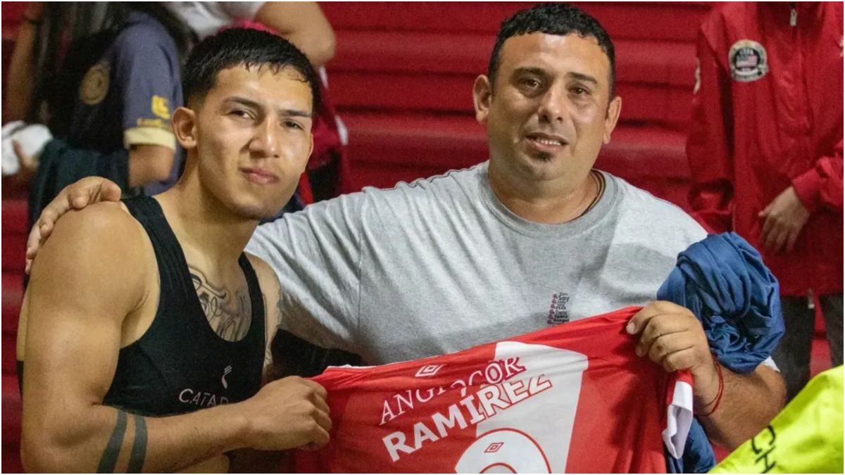 Tobías Ramírez junto a su padrastro, Sebastián, de quien decidió adoptar su apellido. El ex Argentionos Junior fue comprado por River, donde hoy realizará su primer entrenamiento.