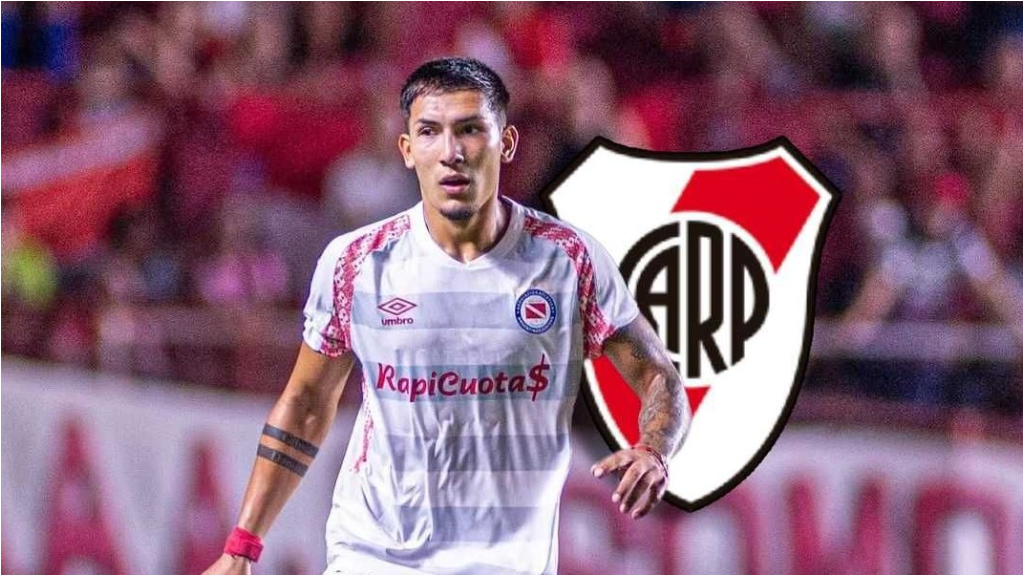 Tobías Ramírez junto a su padrastro, Sebastián, de quien decidió adoptar su apellido. El ex Argentionos Junior fue comprado por River, donde hoy realizará su primer entrenamiento.