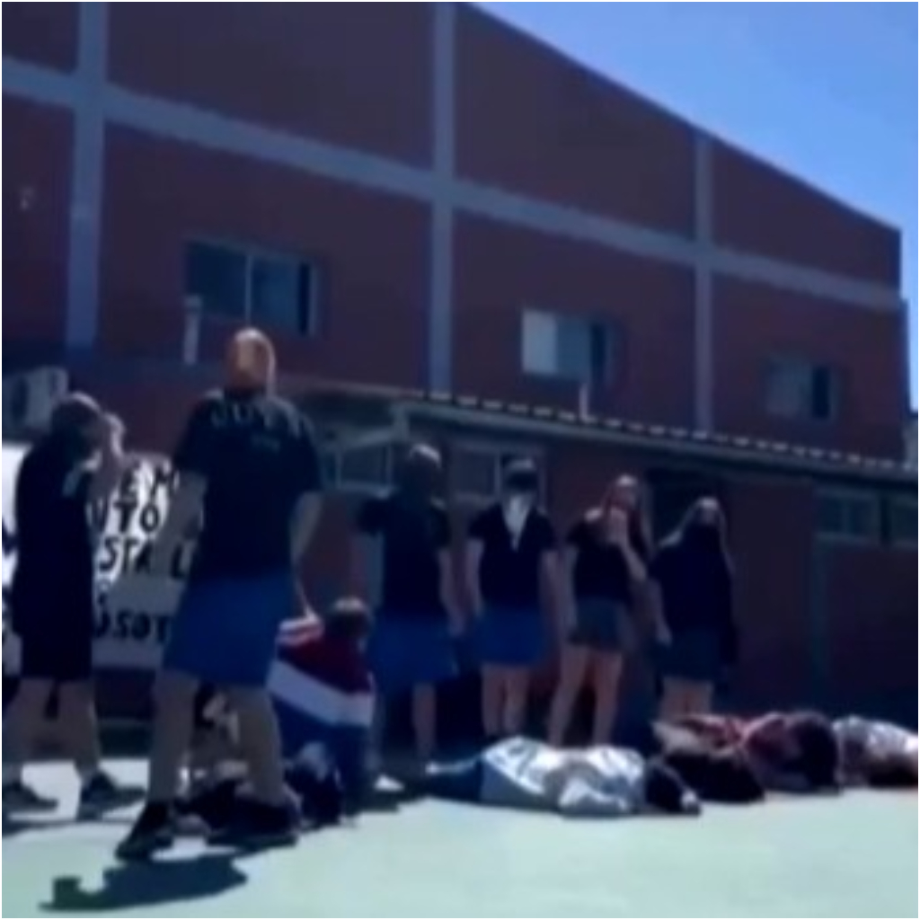 La escena del fusilamiento en el Colegio Gartenstadt de El Palomar desató una ola de cuestionamientos en la comunidad educativa.