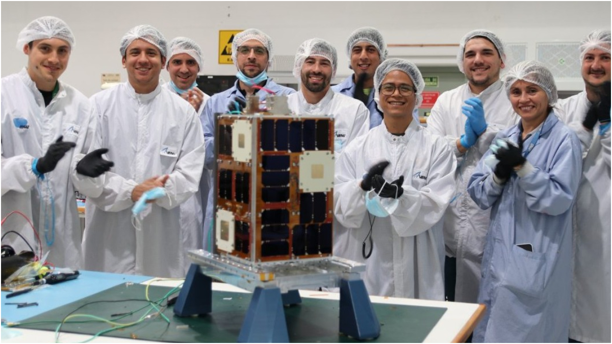 El equipo de científicos de la UNSAM junto al satélite Atenea que será lanzado a la luna este 1° de abril en la misión Artemis de la NASA.