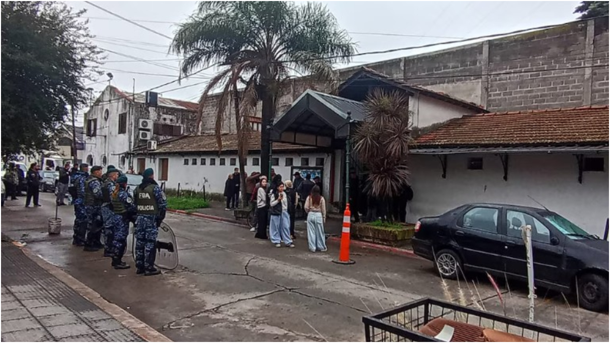 La Policía Bonaerense en el frente del boliche Pinar de Rocha, en Avenida Rivadavia 14777, Haedo, durante el desalojo de este martes 7 de abril.