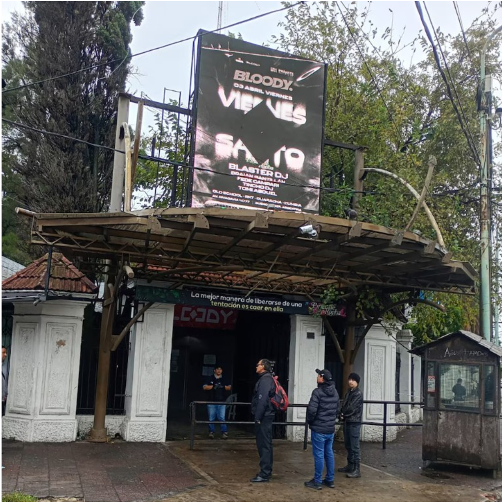 La Policía Bonaerense en el frente del boliche Pinar de Rocha, en Avenida Rivadavia 14777, Haedo, durante el desalojo de este martes 7 de abril.