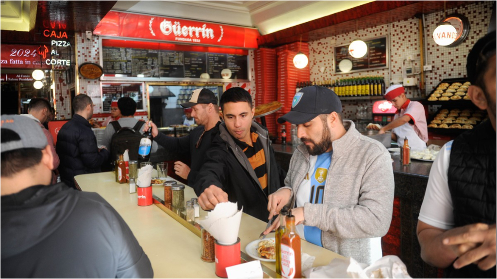 Ubicada en la avenida Corrientes 1368, a metros del Obelisco porteño, la Pizzería Guerrín es noticia por batir un record mundial.