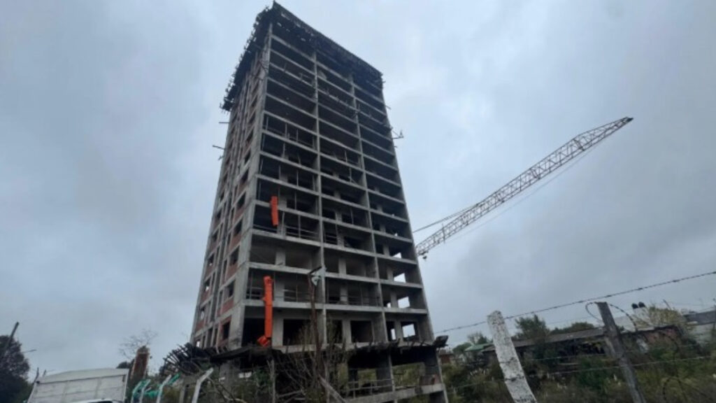 El edificio abandonado de lo que iba a ser el complejo Floreal del Sol está sobre la avenida San Martín, en pleno centro de Belén de Escobar.