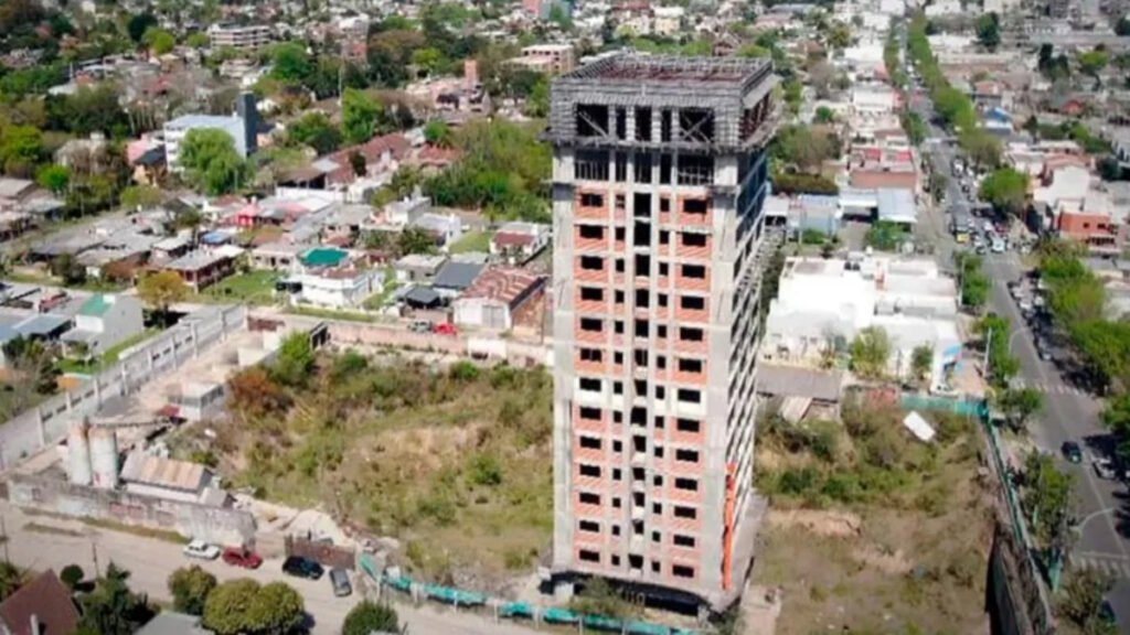 El edificio abandonado de lo que iba a ser el complejo Floreal del Sol está sobre la avenida San Martín, en pleno centro de Belén de Escobar.