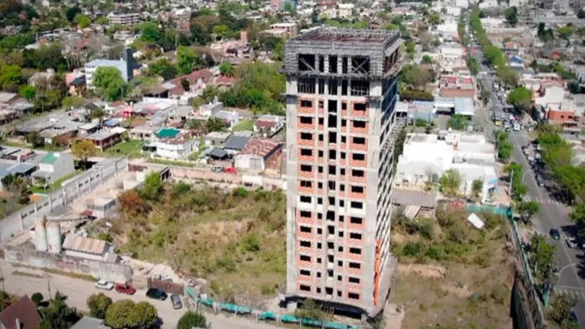 El edificio abandonado de lo que iba a ser el complejo Floreal del Sol está sobre la avenida San Martín, en pleno centro de Belén de Escobar.