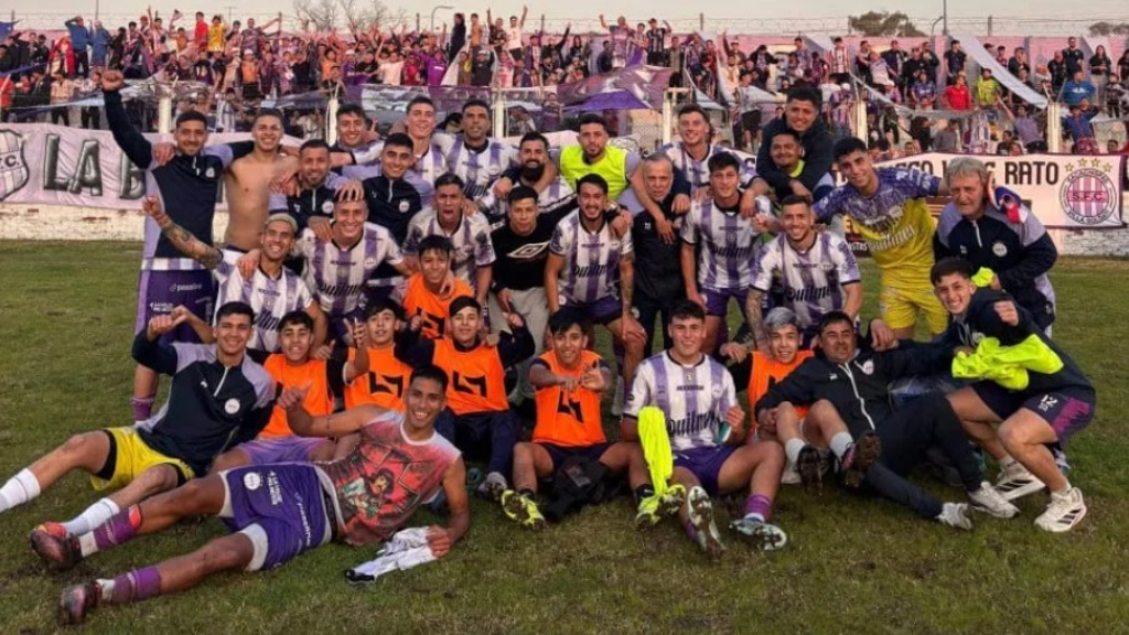 El manejo de sus redes sociales con una enorme cuota de humor hizo que hasta Lionel Messi haya jugado en Sacachispas, club que hoy atraviesa una complicada crisis financiera.