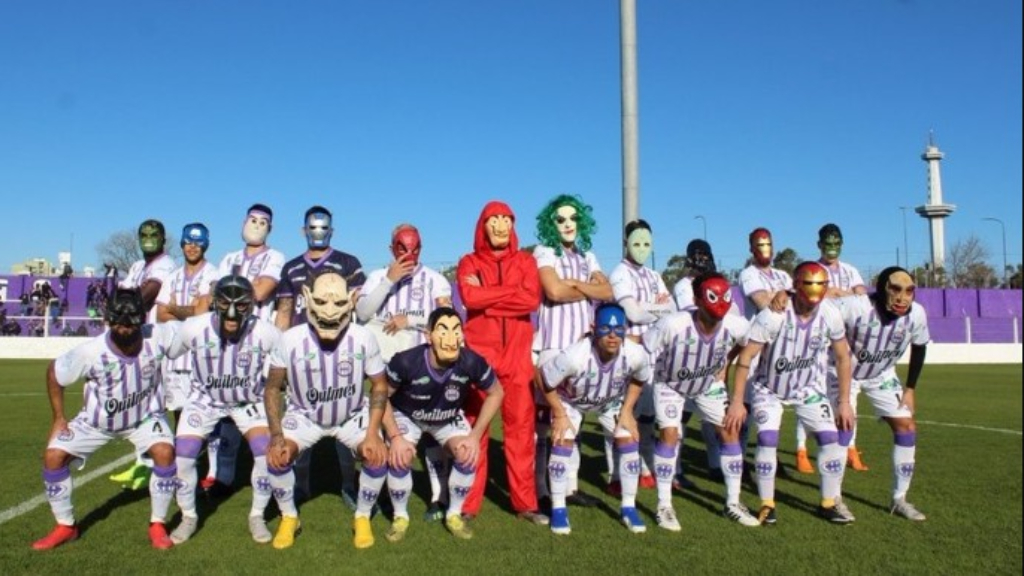 El manejo de sus redes sociales con una enorme cuota de humor hizo que hasta Lionel Messi haya jugado en Sacachispas, club que hoy atraviesa una complicada crisis financiera.