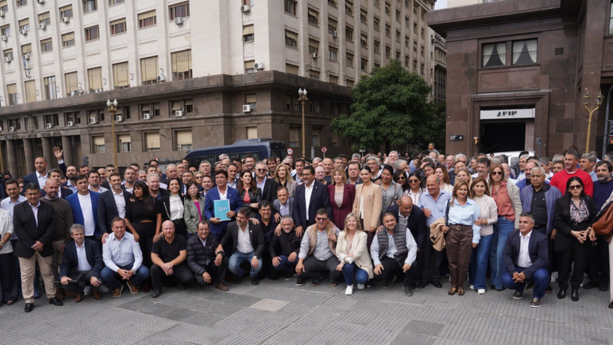 Intendentes de la FAM, en su mayoría del PJ, marcharon para reclamarle al gobierno de Javier Milei que reactivara obras y bajara dinero a sus distritos.