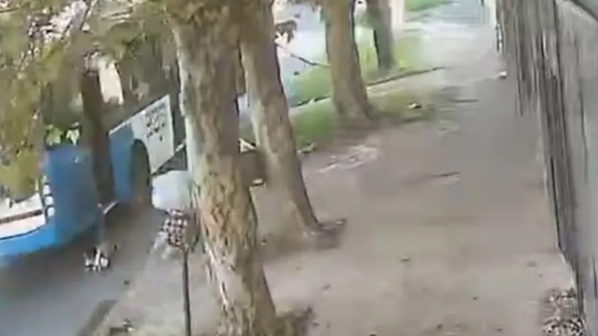 El nene de 5 años en el momento que fue arrastrado por el colectivo de la línea 283, en la intersección de Plumerillo y Canadá, en Villa Fiorito.