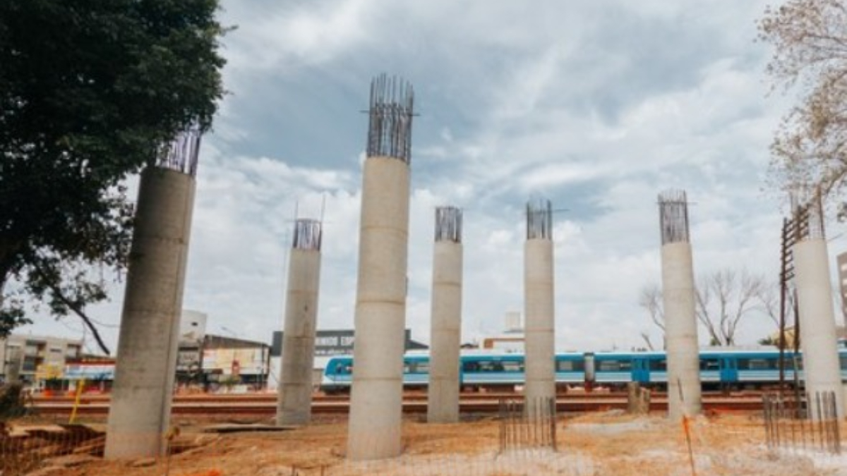Los puentes de Haedo y de Villa Sarmiento y Ramos Mejía, frente al boliche Pinar de Rocha, eran dos grandes promesas de obras en el tren Sarmiento, pero sólo uno fue construido.