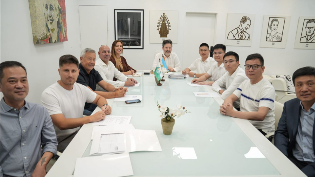 Gustavo Menéndez, intendente de Merlo, con representantes de la firma Conch S.A., una compañía líder en fabricación de cemento y de materiales de construcción a nivel mundial.