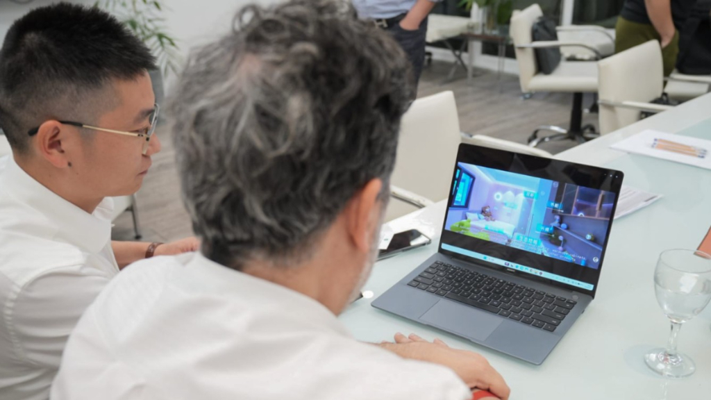 Gustavo Menéndez, intendente de Merlo, con representantes de la firma Conch S.A., una compañía líder en fabricación de cemento y de materiales de construcción a nivel mundial.