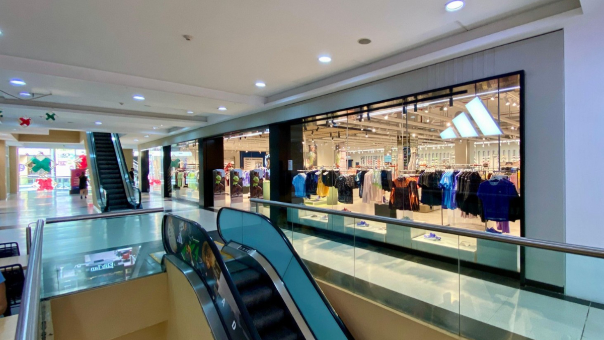 Ubicado sobre Mariano Castex y la calle Formosa, y con 16 años de trayectoria, Toscas Shopping es el polo comercial más reconocido de Canning.