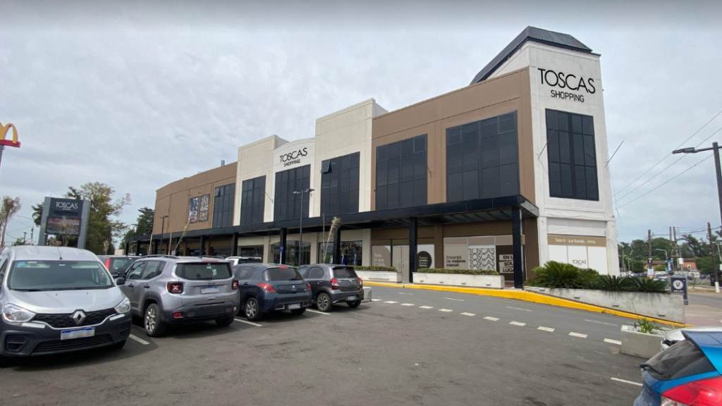 Ubicado sobre Mariano Castex y la calle Formosa, y con 16 años de trayectoria, Toscas Shopping es el polo comercial más reconocido de Canning.