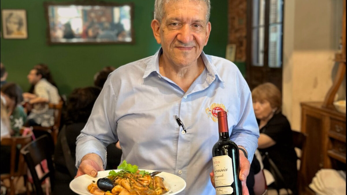 Richard, el mozo insignia de Tirifilo, el bodegón que desde Almirante Cordero y Spiro, en Adrogué, convoca multitudes.