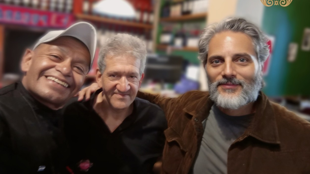 Richard, el mozo insignia de Tirifilo, el bodegón que desde Almirante Cordero y Spiro, en Adrogué, convoca multitudes.