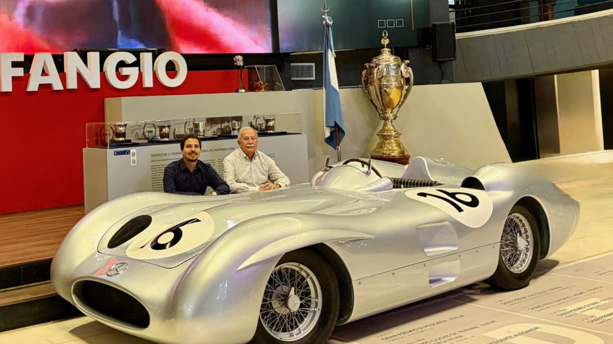 Carlos di Forti y su hijo Guido, con una de las réplicas de una Flecha de Plata que producen en la localidad de Jáuregui, en Luján. El domingo, Franco Colapinto manejará una parecida en CABA.