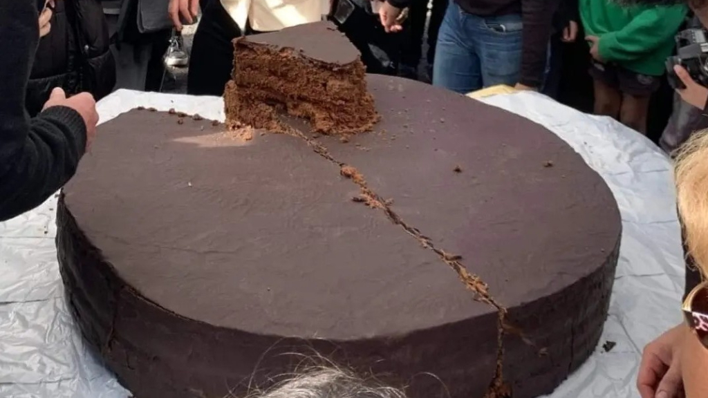 En 2025 los alfajoreros hicieron un alfajor gigante de 1.20 metro de diámetro y ahora buscarán superar esa marca.