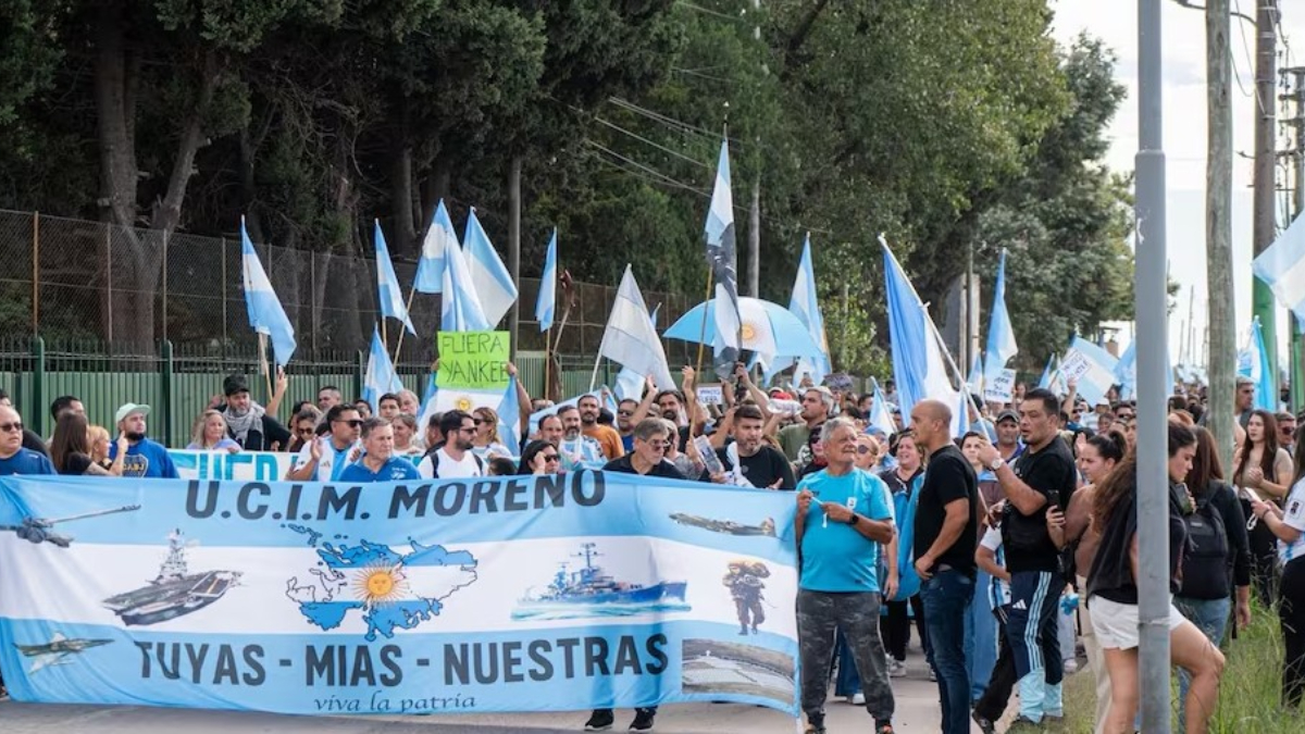 Vecinos de Moreno y ex combatientes de Malvinas marcharon a la Base Aárea de Moreno en repudio a la presencia de soldados de Estados Unidos en el distrito.