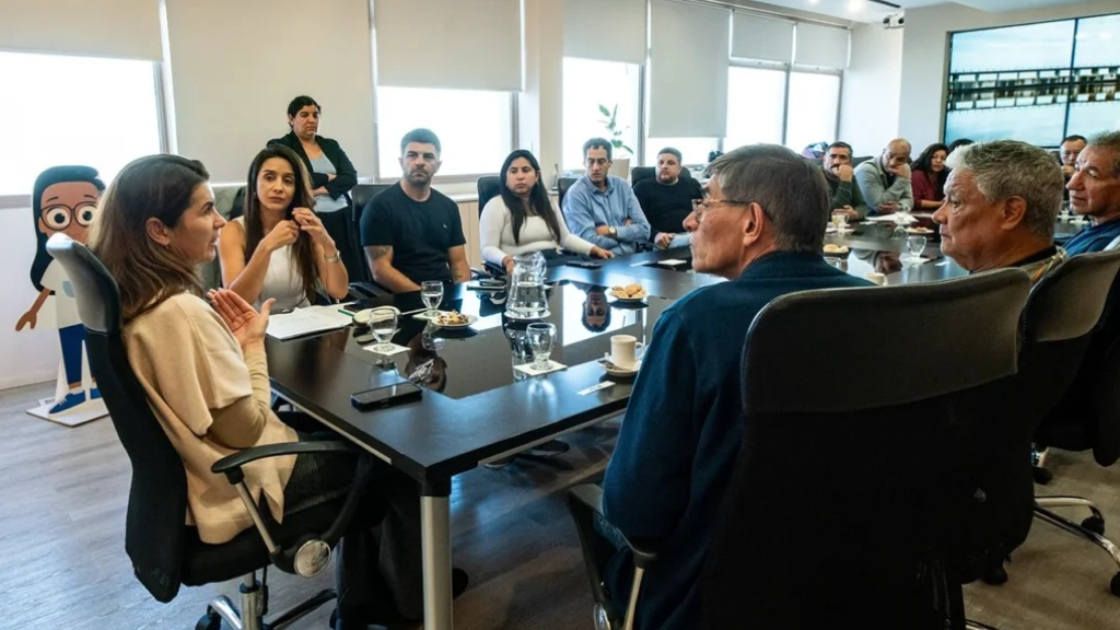 Vecinos de Moreno y ex combatientes de Malvinas marcharon a la Base Aárea de Moreno en repudio a la presencia de soldados de Estados Unidos en el distrito.