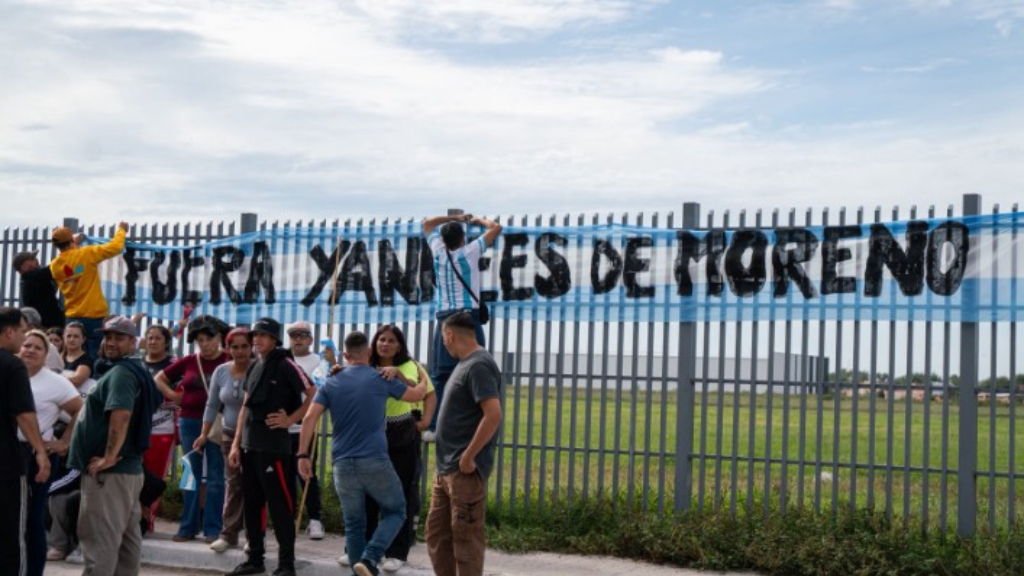 Vecinos de Moreno y ex combatientes de Malvinas marcharon a la Base Aárea de Moreno en repudio a la presencia de soldados de Estados Unidos en el distrito.