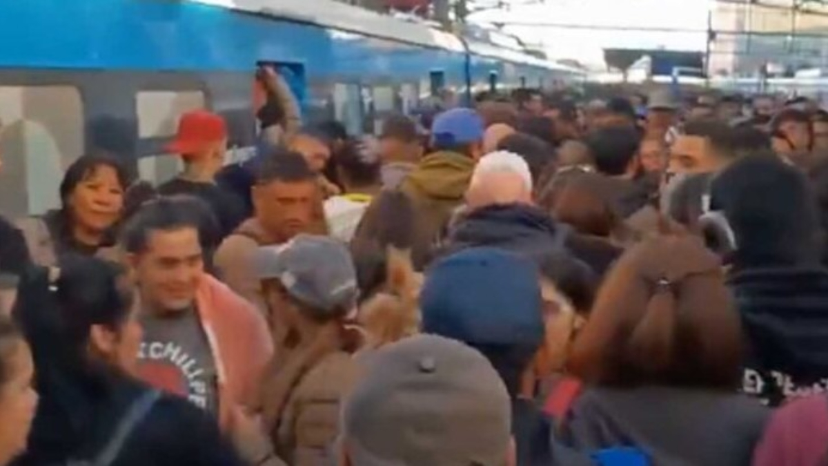 Ayer los usuarios de trenes y colectivos de la estación Constitución vivieron una verdadera odisea para poder viajar.