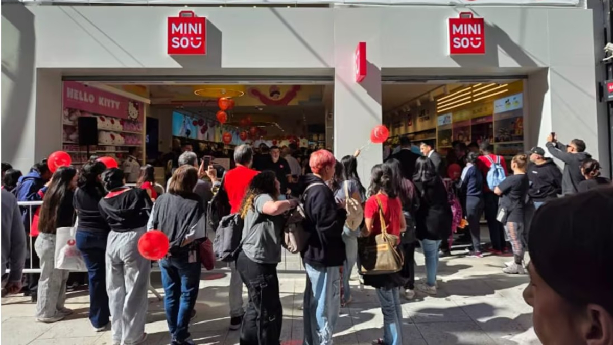 La semana pasada Miniso abrió su primer local en Argentina: está en la peatonal Florida de CABA y hubo hasta siete cuadras de cola para entrar. Ahora empieza un ambicioso plan de expansión que arranca por el conurbano Norte.