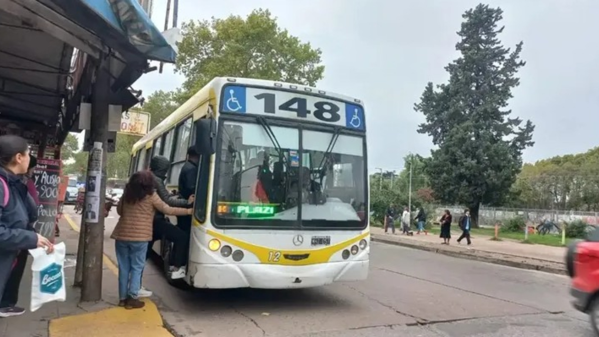 La histórica línea 148 de colectivos volvió a rodar aunque por el momento no realiza todos sus recorridos habituales.