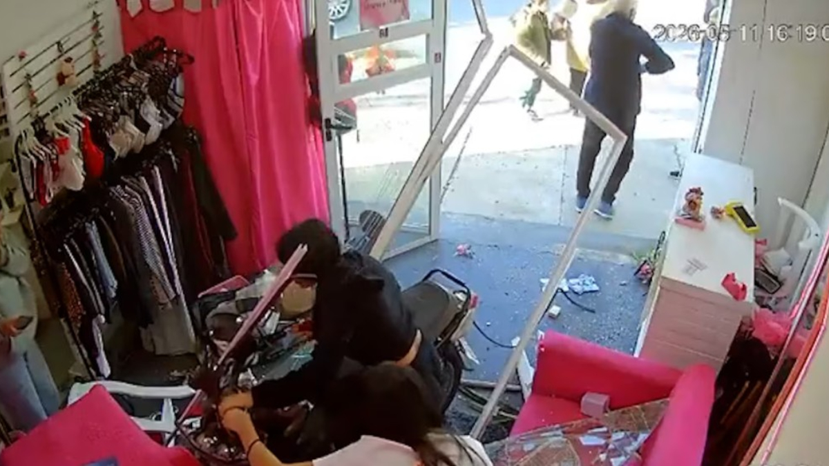El momento en que las dos menores se meten de lleno con la moto en el local de Dusha Estudio, en Puan al 3000, en Caseros.