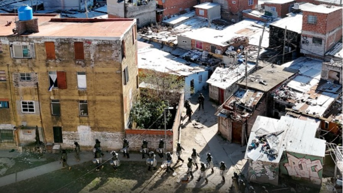 Efectivos de Gendarmería recorren las calles internas de Fuerte Apache durante la mañana de este jueves 14 de mayo. Hubo 14 allanamientos.