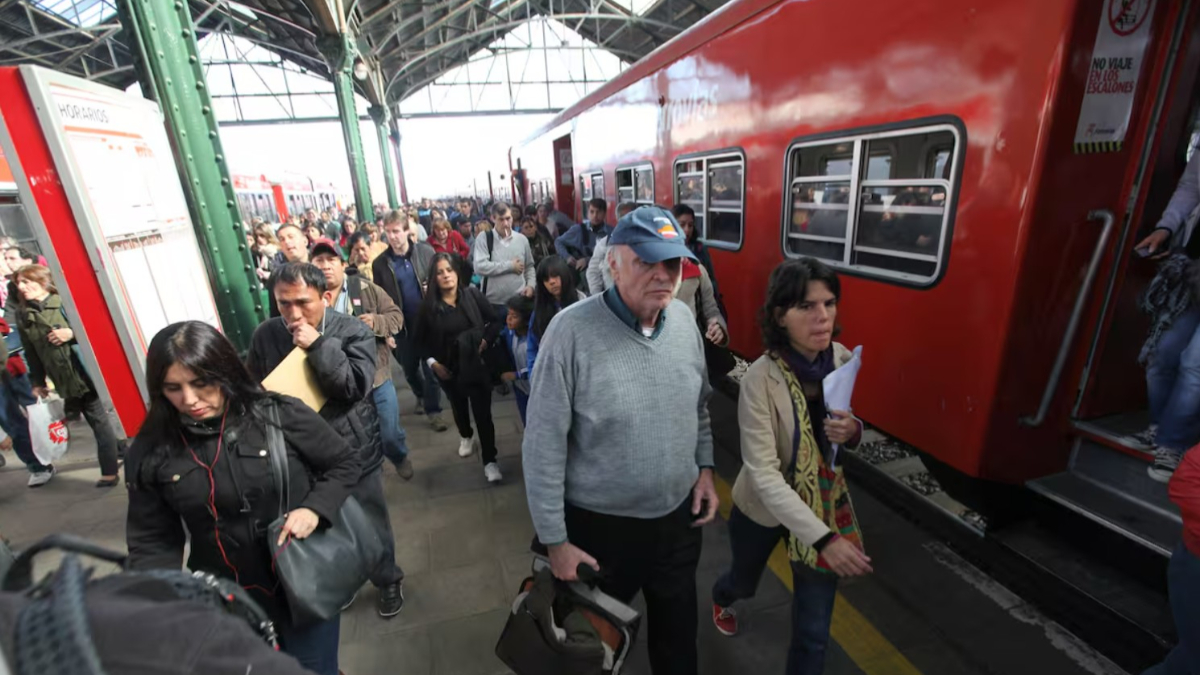 Para los 25 usuarios diarios del Tren Belgrano Norte, a partir de mañana viajar será más complicado por una reducción de los servicios.