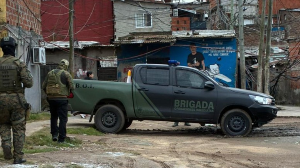 Una patrulla del BOI de San Isidro custodia uno de los accesos del barrio La Cava, en Beccar, durante uno de los nuevos operativos.