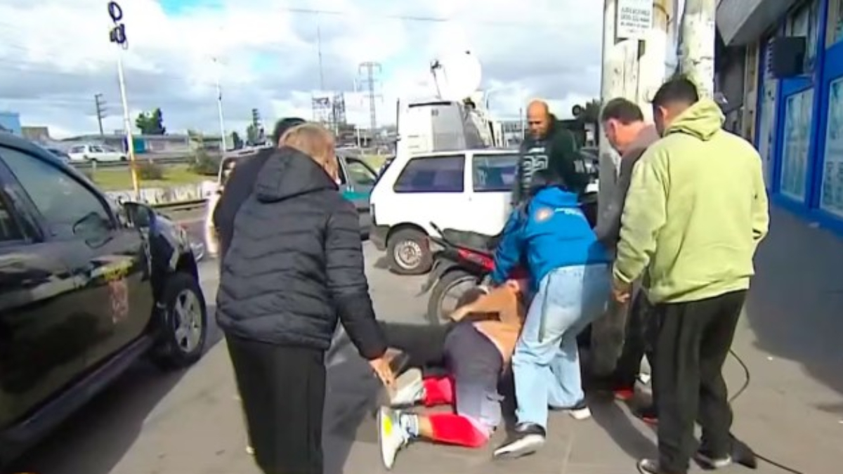 La violenta pelea registrada en la esquina de Ruta 3 y California, en González Catán, donde hoy reabrió la clinica Argentina Salud que ayer fue allanada por la Justicia.