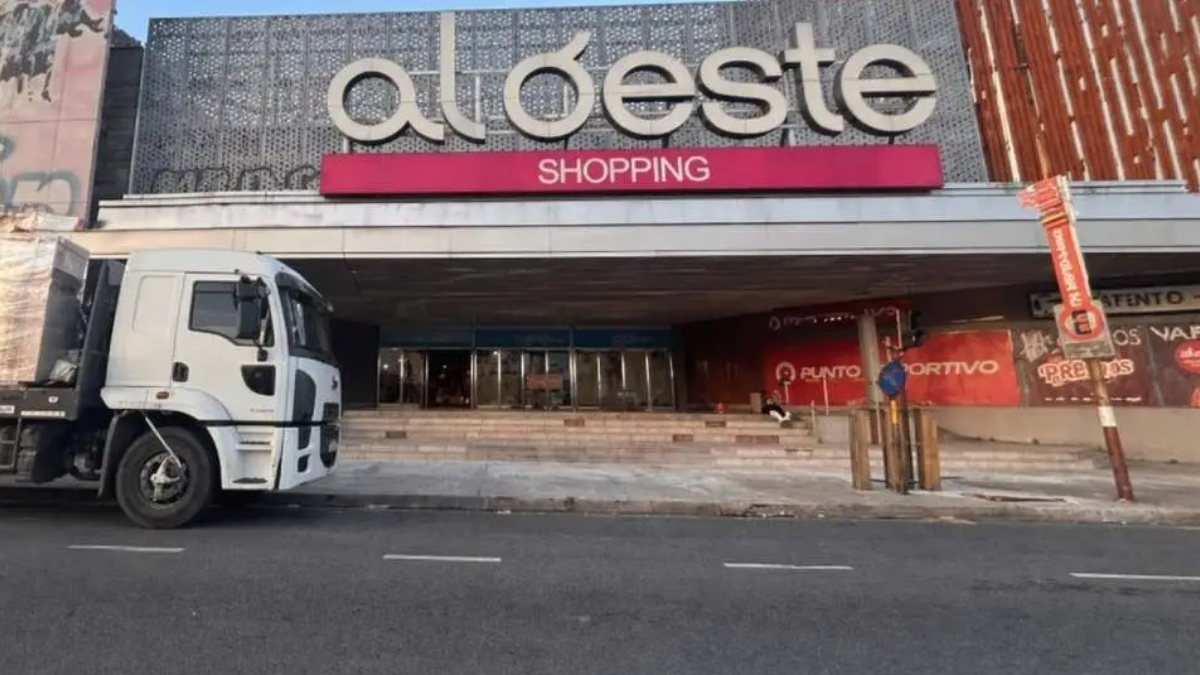 Avanzan las obras en lo que fue primero el Showcenter de Haedo y luego Al Oeste Shopping. El nuevo mega outlet está próximo a abrir.