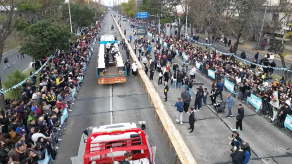 En siete cuadras de la Avenida Mitre, en Avellaneda, los dueños de la Parrilla El Tano quisieron batir el record mundial del sánguche de matambre a la pizza más largo del mundo. Todo terminó en un caos.