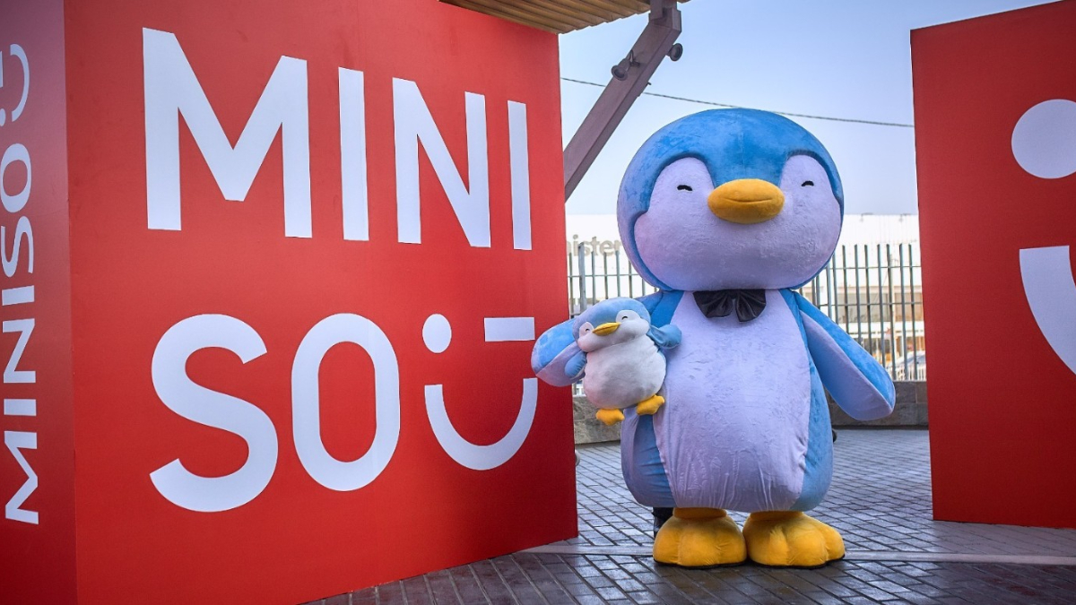 Miniso planea un fuerte desembarco en el Conurbano y una de sus tiendas ya está siendo levantada en el Plaza Oeste Shopping.